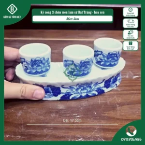 Chén thờ men lam hoa văn tinh xảo trên kỷ thờ.