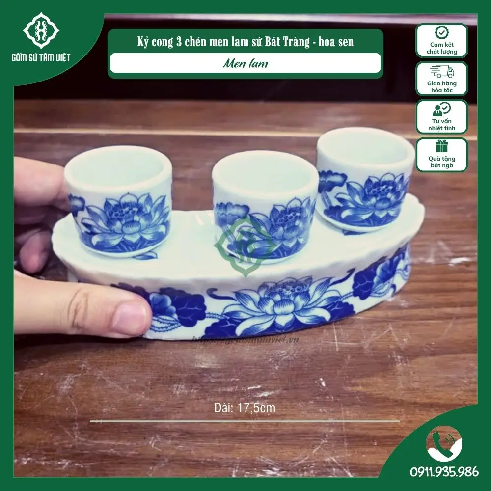 Hướng Dẫn Chi Tiết Chén Thờ Men Lam: Nghi Thức, Bố Cục Và Ý Nghĩa Tâm Linh 4 Chén thờ men lam hoa văn tinh xảo trên kỷ thờ.