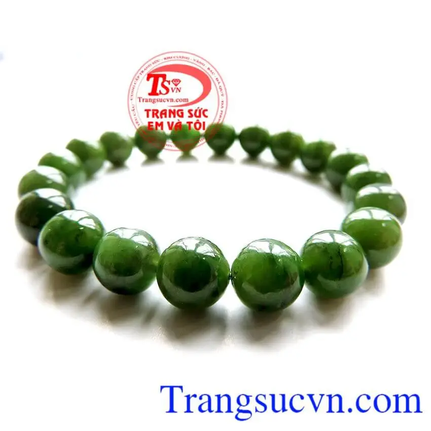 Khám Phá Toàn Diện Ý Nghĩa Vòng Ngọc Bích Trong Phong Thủy 7 Tay nắm ngọc bích, kết nối bình an thiên nhiên.