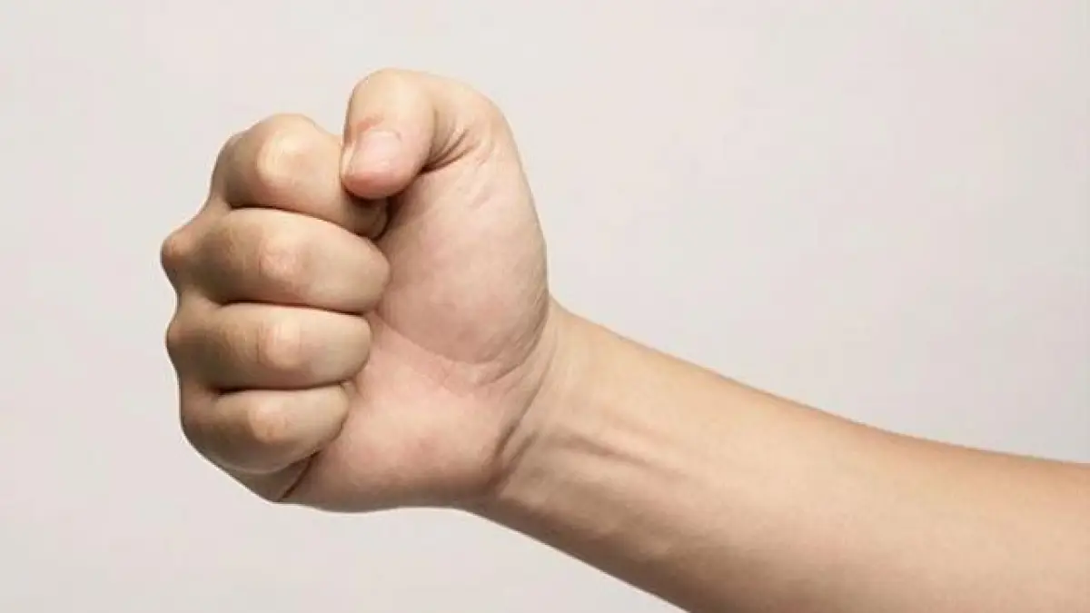 Giải Mã Ý Nghĩa Giấc Mơ Nằm Mơ Thấy Người Quen Chính Xác 7 Bàn tay nắm chặt, sức mạnh ý chí quyết tâm