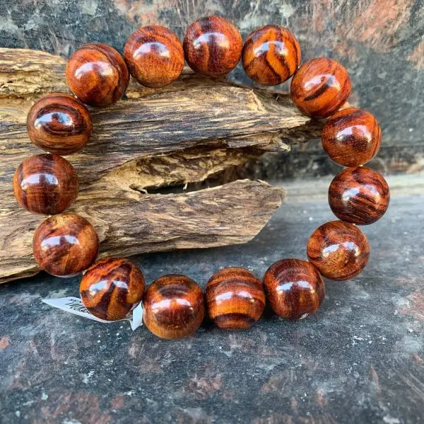 Vòng Gỗ Sưa 108 Hạt Ý Nghĩa Phong Thủy Sâu Sắc Cho Đời Sống 7 Vòng gỗ sưa thanh tẩy bằng khói hương.