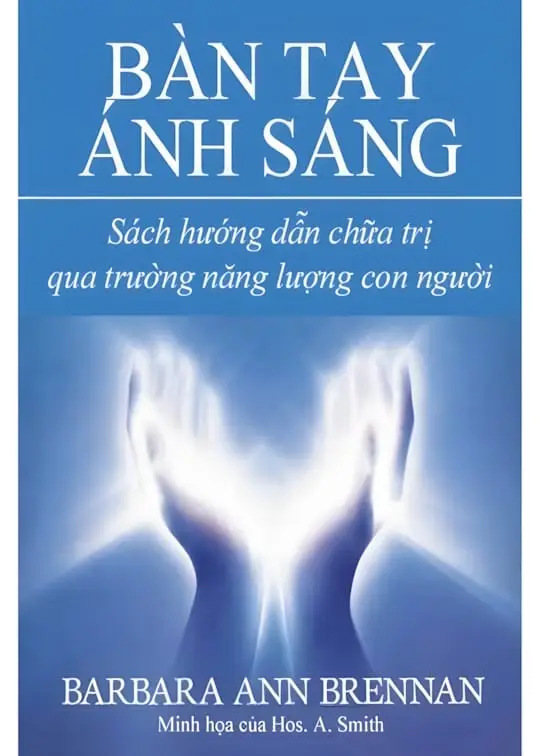 Sách cổ, bàn tay, ánh sáng trí tuệ bình an.