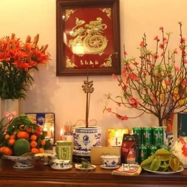 Tâm Linh Gia Đạo: Ý Nghĩa Bộ Đồ Thờ Cúng Và Bố Cục Chuẩn Mực 3 Bàn thờ gia tiên, mâm ngũ quả và lễ vật.