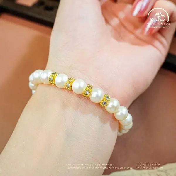 Vòng phong thủy tinh tế đeo trên tay.