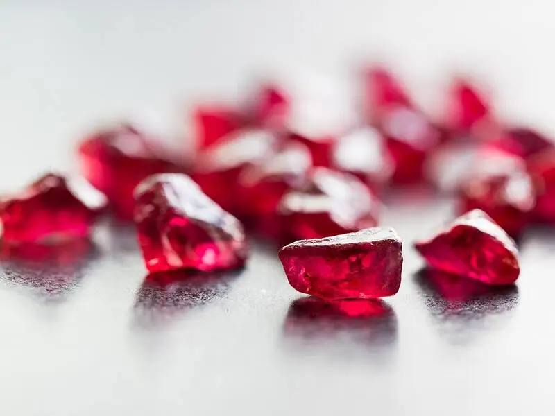 Vòng Ruby Đỏ Tuổi Tỵ: Hướng Dẫn Chuyên Sâu Kích Hoạt Vận Khí 7 Ruby phong thủy: truyền thống gặp hiện đại.