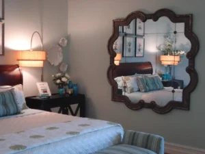 Gương phòng ngủ sai vị trí gây lo lắng.