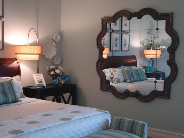 Gương phòng ngủ sai vị trí gây lo lắng.