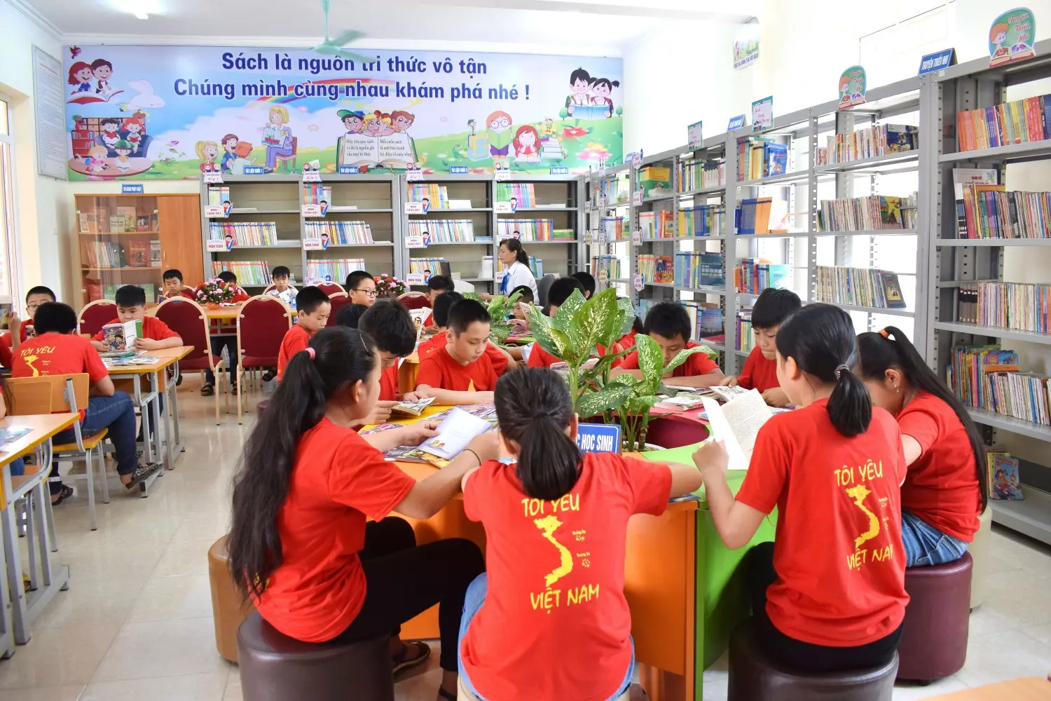 Khai Mở Vận Trình: Ý Nghĩa Kệ Sách Mệnh Mộc Chuẩn Phong Thủy 7 Đọc sách thư viện: Khám phá tri thức, tu dưỡng bản thân.