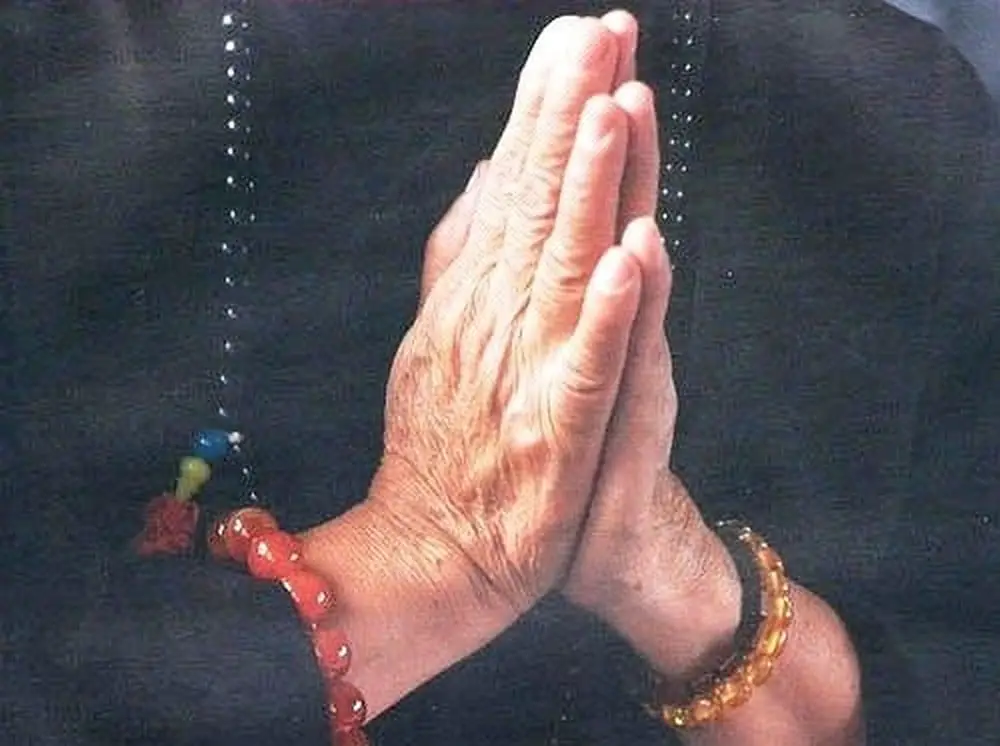 Bàn tay chắp, bình an và hướng thiện.