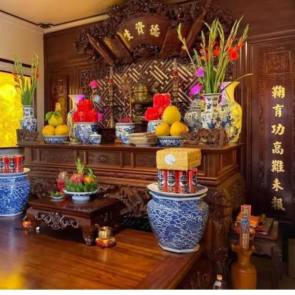 Giải Mã Giấc Mơ Thấy Đốt Tiền Âm Phủ Cháy Nhà: Điềm Báo & Hóa Giải 7 Bàn thờ gia tiên và hành động thiện nguyện.