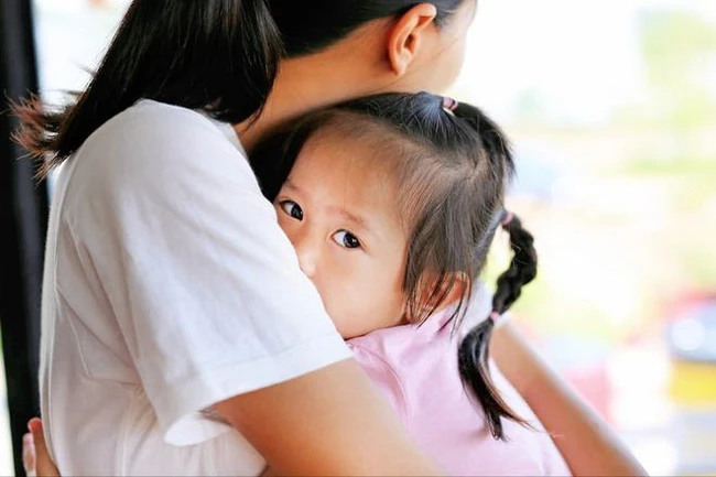 Nằm Mơ Thấy Đẻ Con Trai: Điềm Báo Gì, Hóa Giải Ra Sao? 5 Mẹ ân cần ôm con yêu