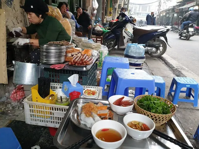 Tiệm bánh cuốn truyền thống đông khách.