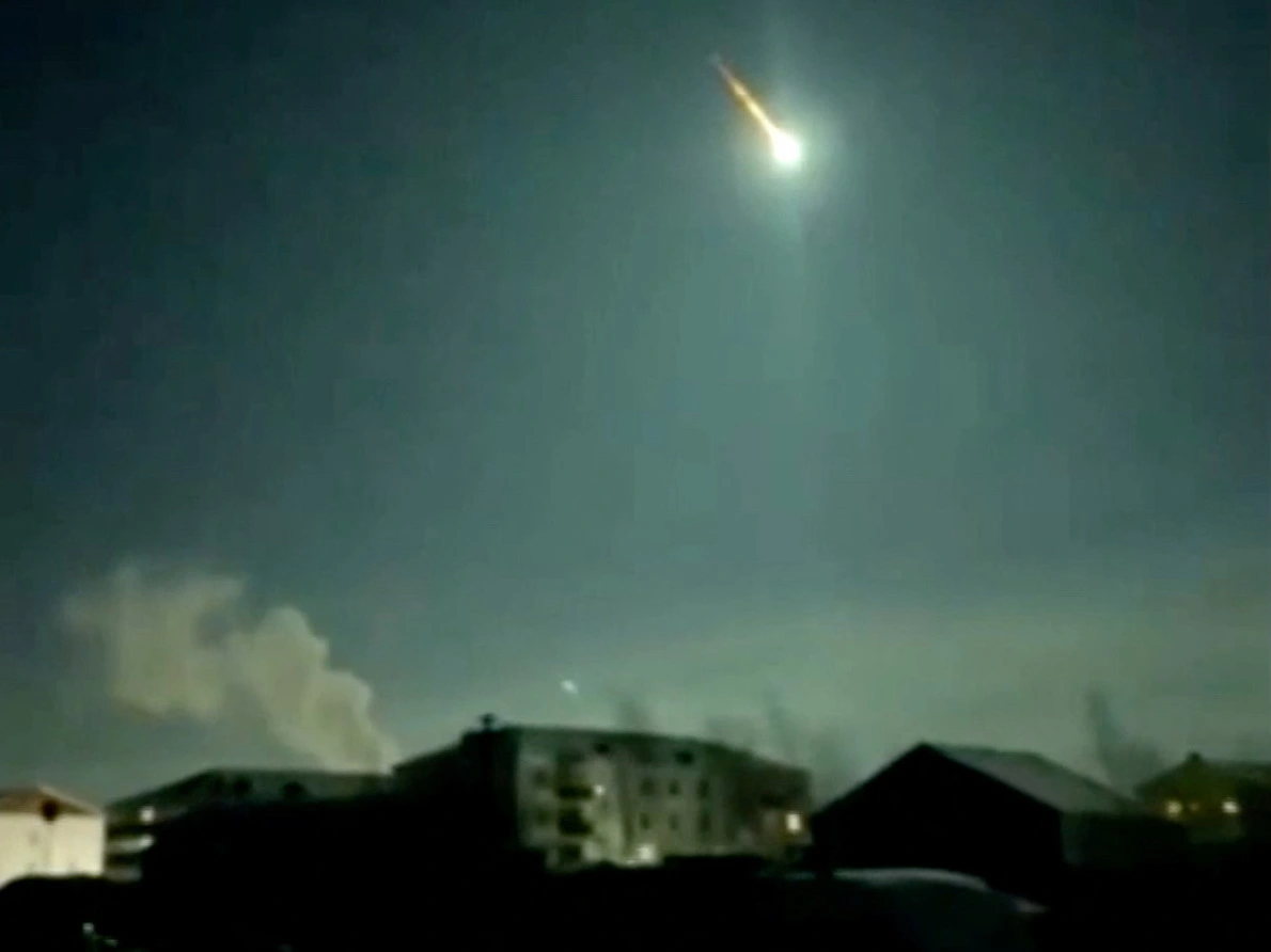 Thiên thạch rực sáng lao xuống Trái Đất