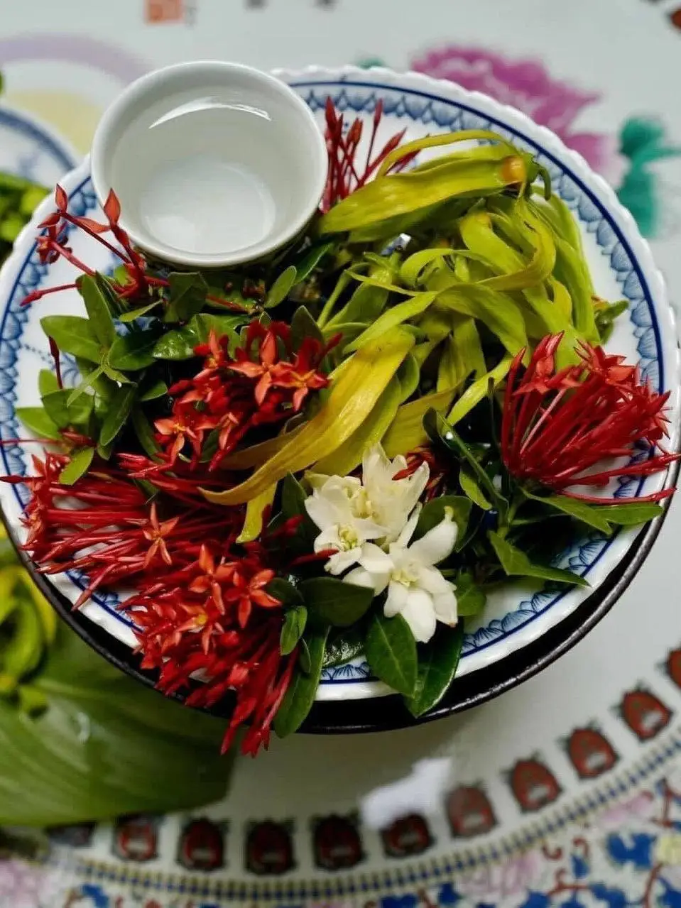 Đĩa hoa cúng tỉ mỉ đẹp mắt.