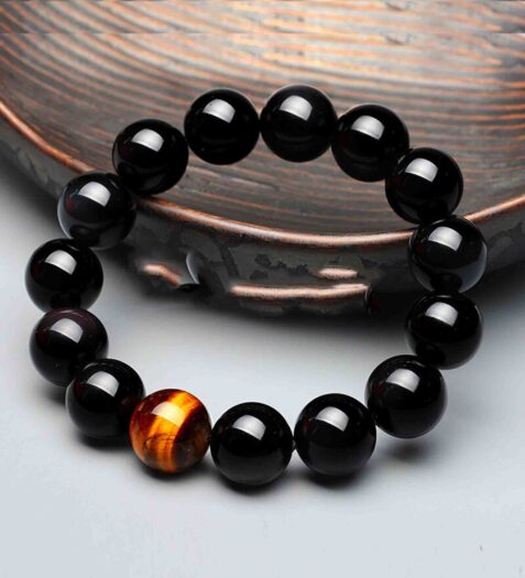 Vòng Đá Obsidian Mệnh Thủy: Khai Mở Bình An và Thu Hút Tài Lộc 4 Vòng đá Obsidian đen tuyền nhẵn bóng.