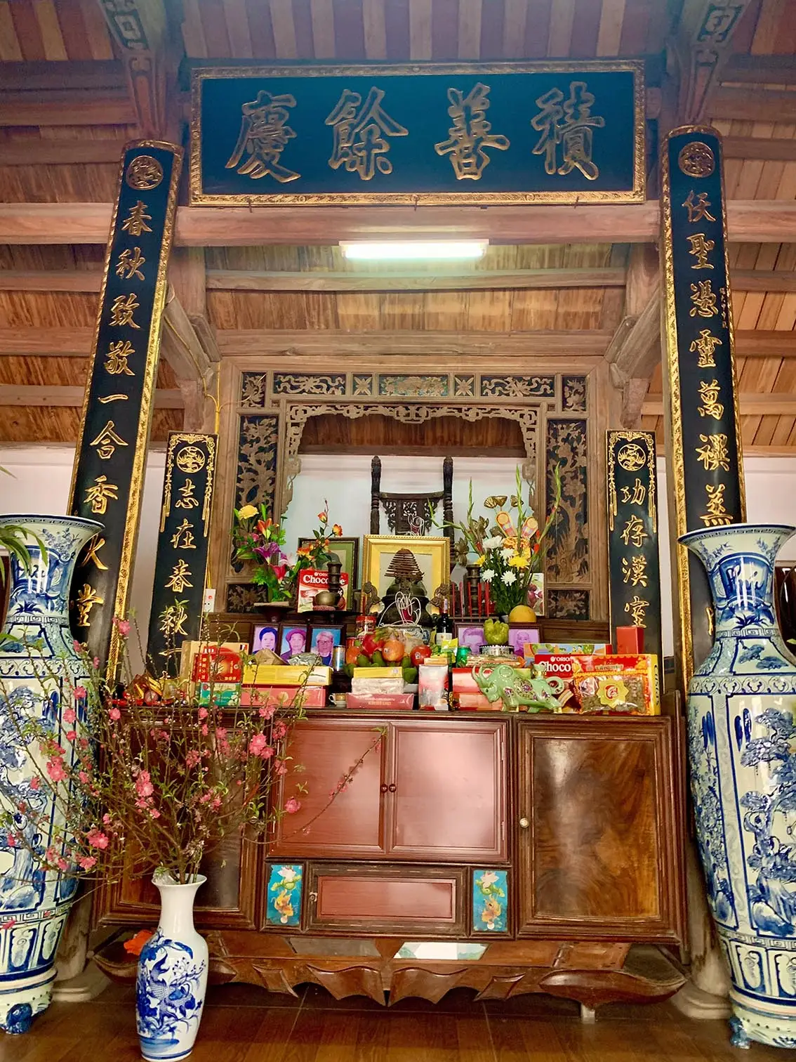 Nằm Mơ Thấy Nhà Vệ Sinh Bẩn: Giải Mã Điềm Báo & Hướng Hóa Giải 5 Bàn thờ tổ tiên, không gian tâm linh Việt.