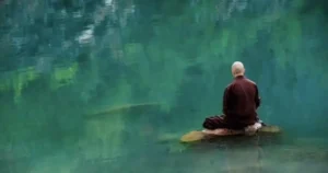 Suy tư sâu lắng giữa không gian tâm linh.