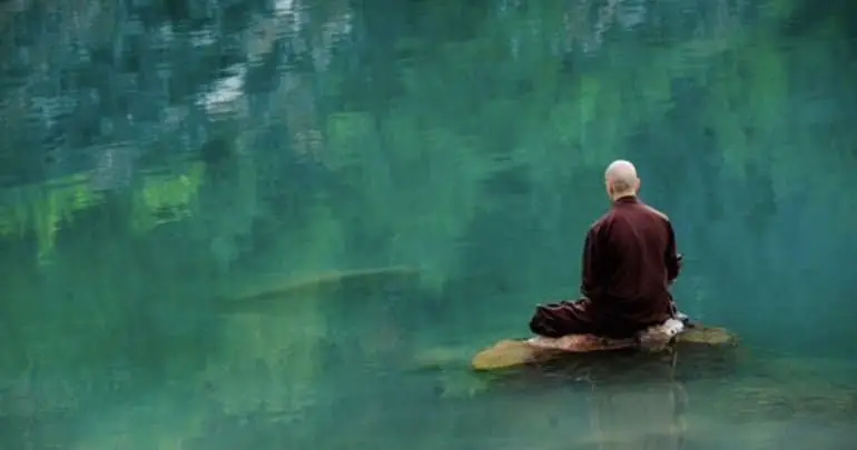 Suy tư sâu lắng giữa không gian tâm linh.