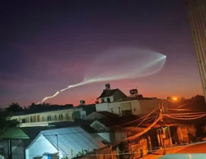 Tàu vũ trụ bay lượn trên bầu trời sao đêm.