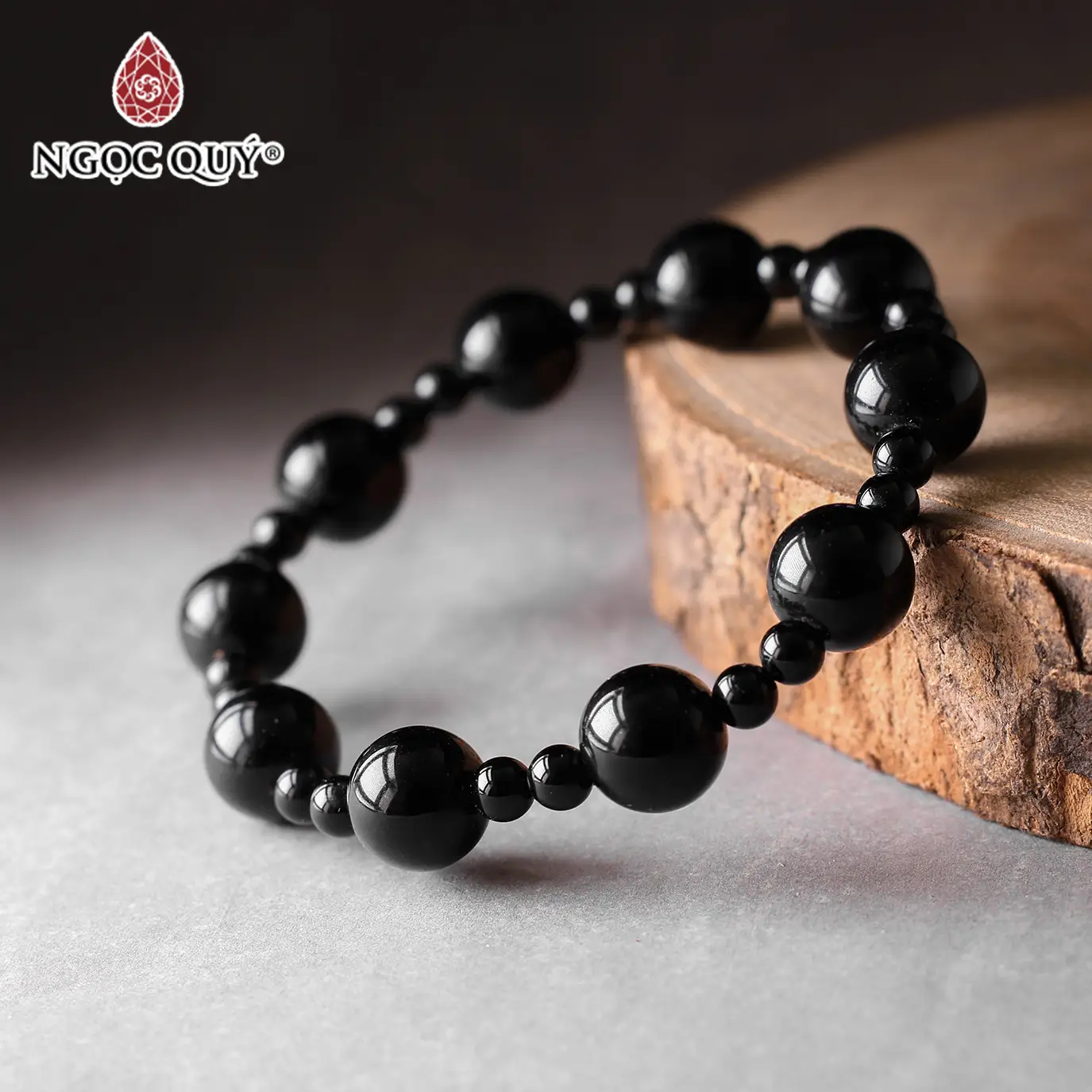 Vòng Obsidian Đen Tuyền Trên Tay