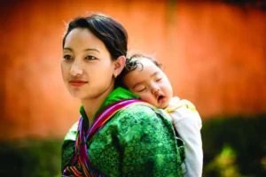 Mẹ ôm con trai, ánh mắt lo lắng