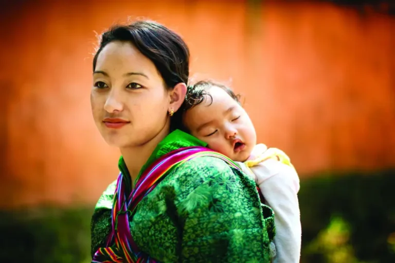 Mẹ ôm con trai, ánh mắt lo lắng