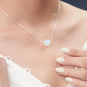 Cô gái thanh lịch hiện đại chọn vòng bạc.