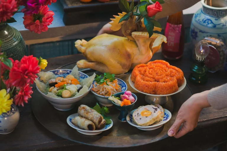 Bàn thờ gia tiên Rằm tháng 7 đầy đủ lễ vật.