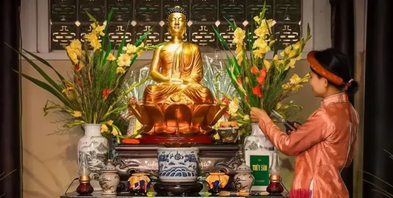 Bàn thờ sạch sẽ, trang nghiêm