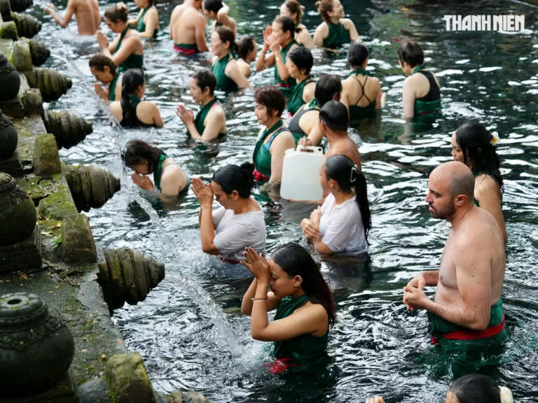 Tắm thác trong xanh, thanh lọc tâm hồn.