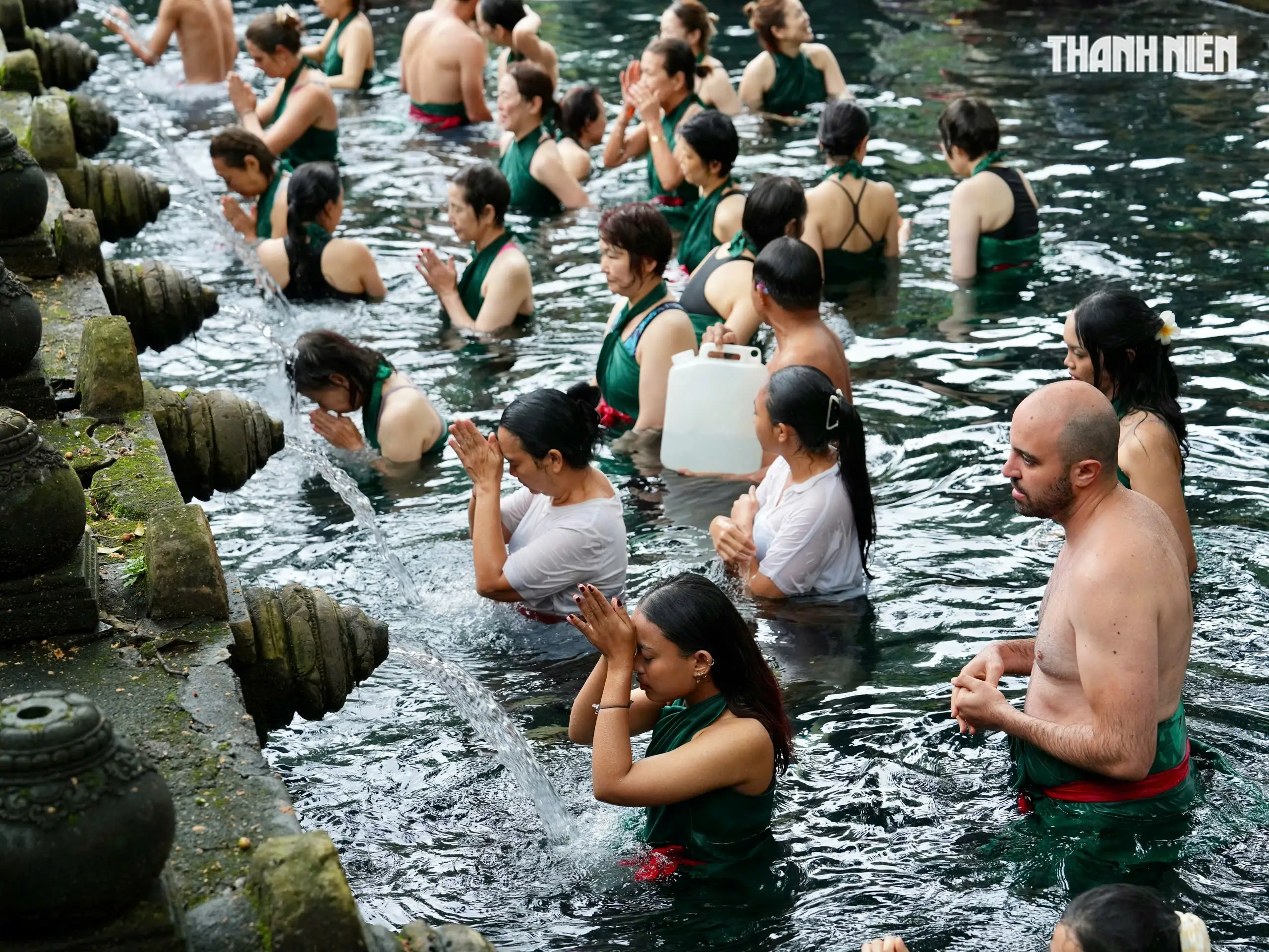 Tắm thác trong xanh, thanh lọc tâm hồn.