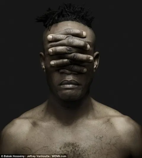 Bàn tay hóa giải nỗi sợ.