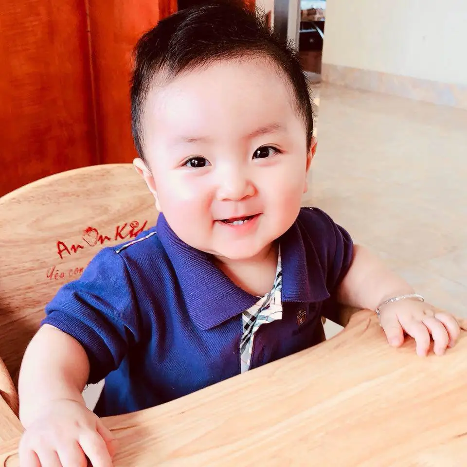 Bé trai khôi ngô cười tươi
