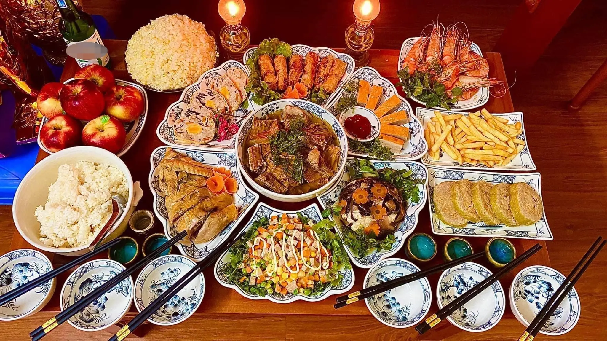 Mâm cỗ cúng Tết đầy đủ, đẹp truyền thống.