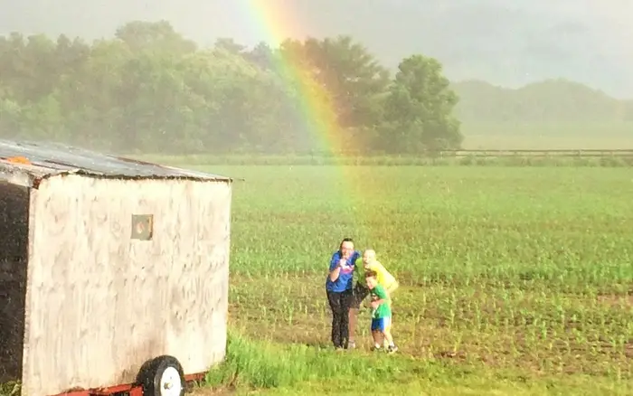 Nằm Mơ Thấy Cầu Vồng: Giải Mã Điềm Lành Hay Dữ Sắp Đến? 6 Người đi dưới cầu vồng rực rỡ
