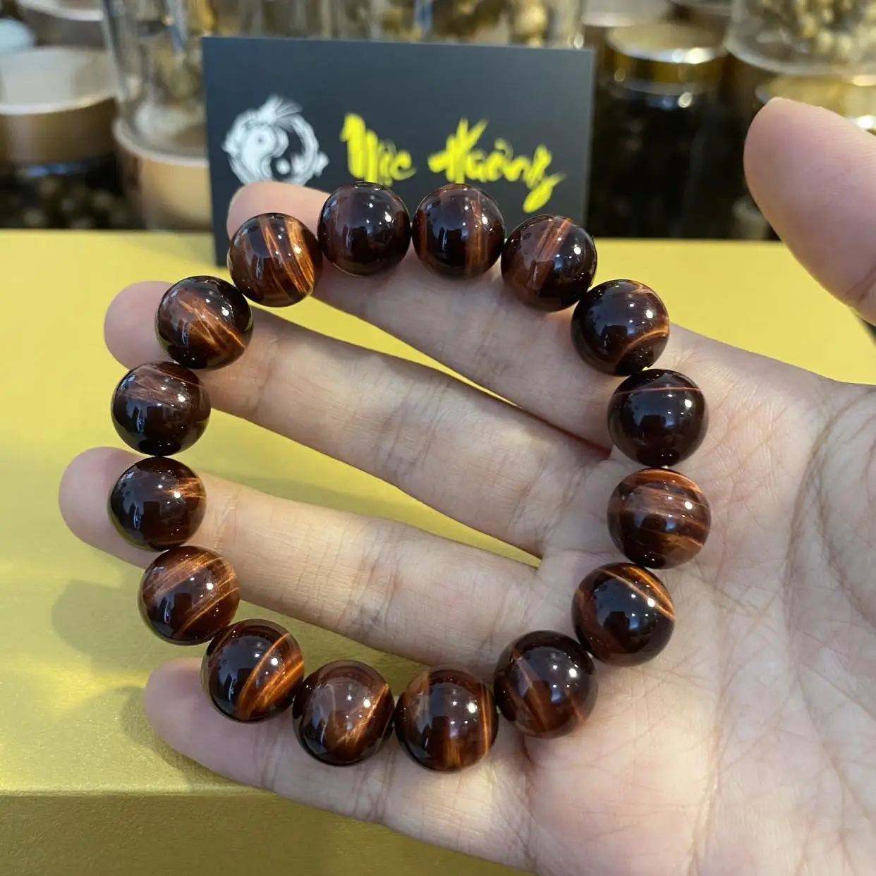 Bí Quyết Chọn Vòng Đá Mắt Hổ Hợp Tuổi Dần Chuẩn Phong Thủy 7 Vòng đá mắt hổ đỏ vân nổi bật