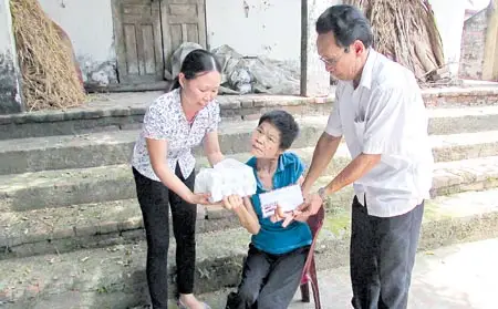 Giải Mã Giấc Mơ Thấy Rắn Cắn Người Khác: Điềm Báo & Hóa Giải 6 Người giúp người, bối cảnh thanh bình.