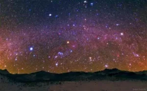 Mưa sao băng lấp lánh trên bầu trời đêm.