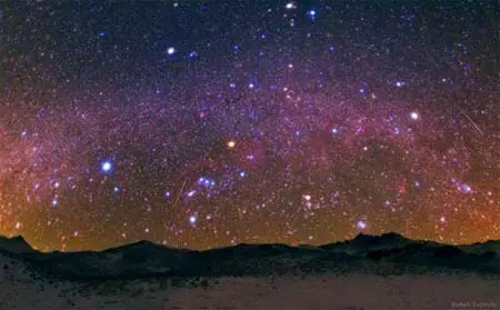 Mưa sao băng lấp lánh trên bầu trời đêm.