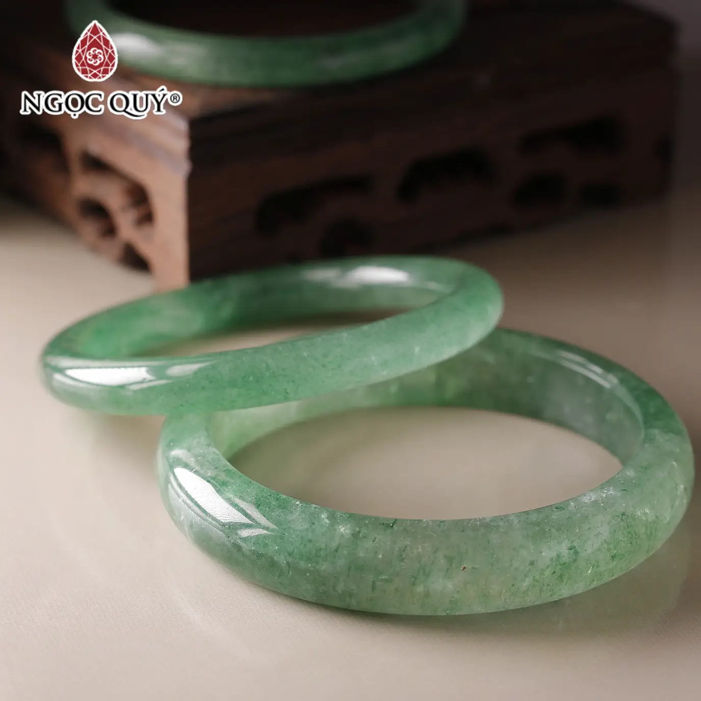 Vòng thạch anh xanh lá tự nhiên trên cổ tay.