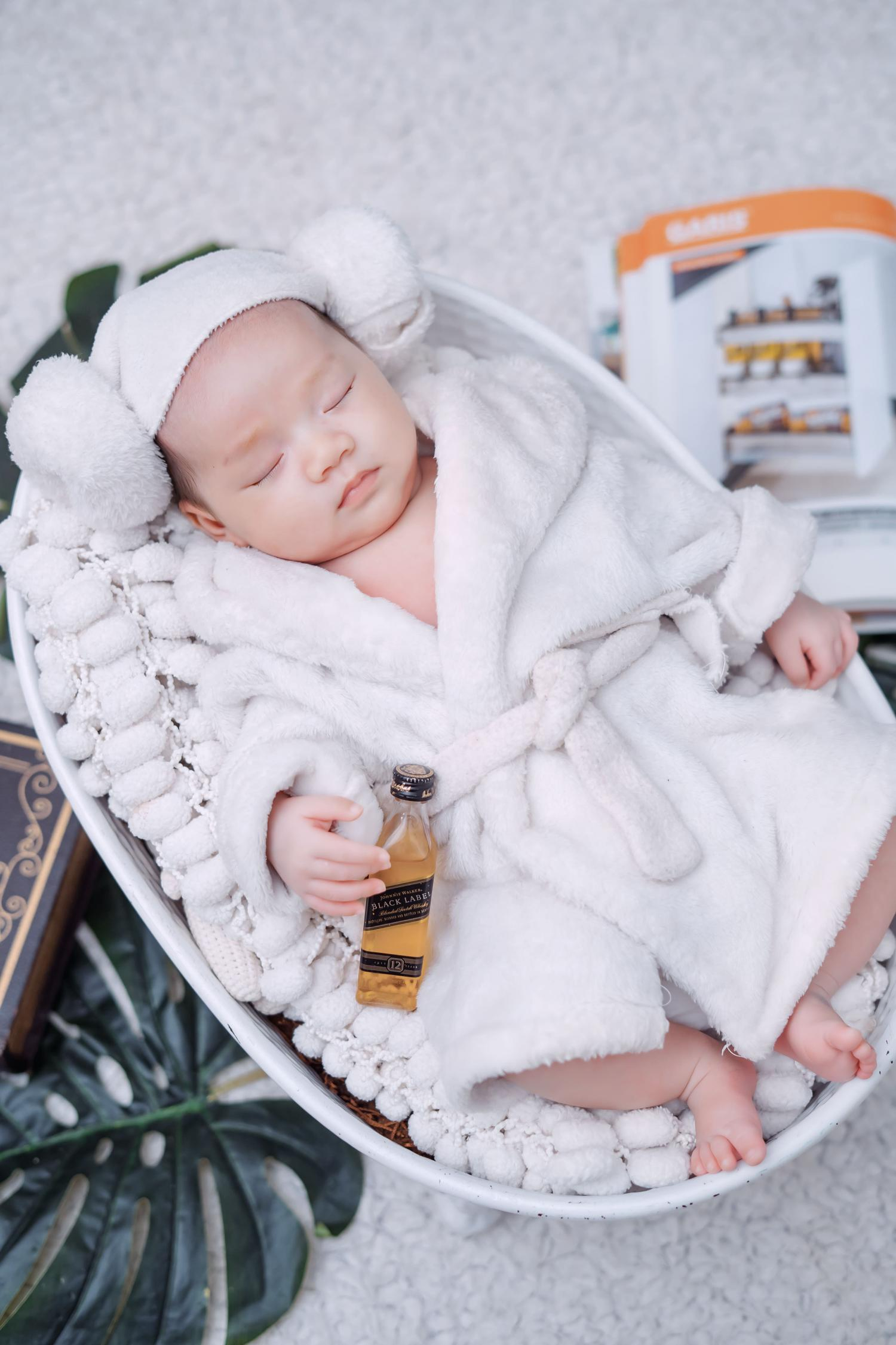 Bé sơ sinh ngủ yên bình đáng yêu.