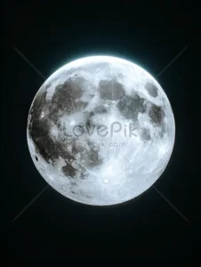 Mặt trăng tròn sáng trên bầu trời đêm.