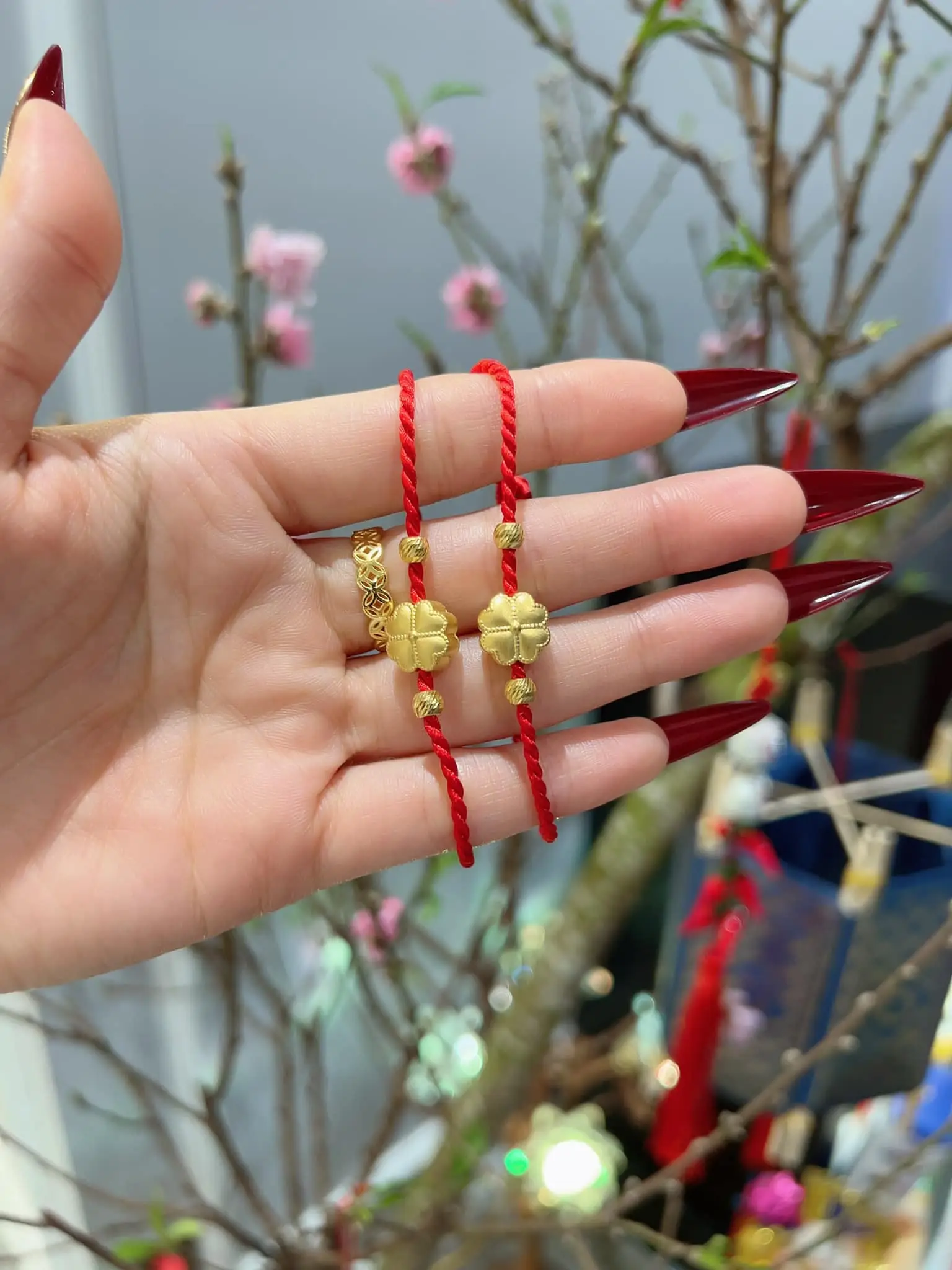 Người đeo vòng chỉ đỏ thạch anh thanh tịnh