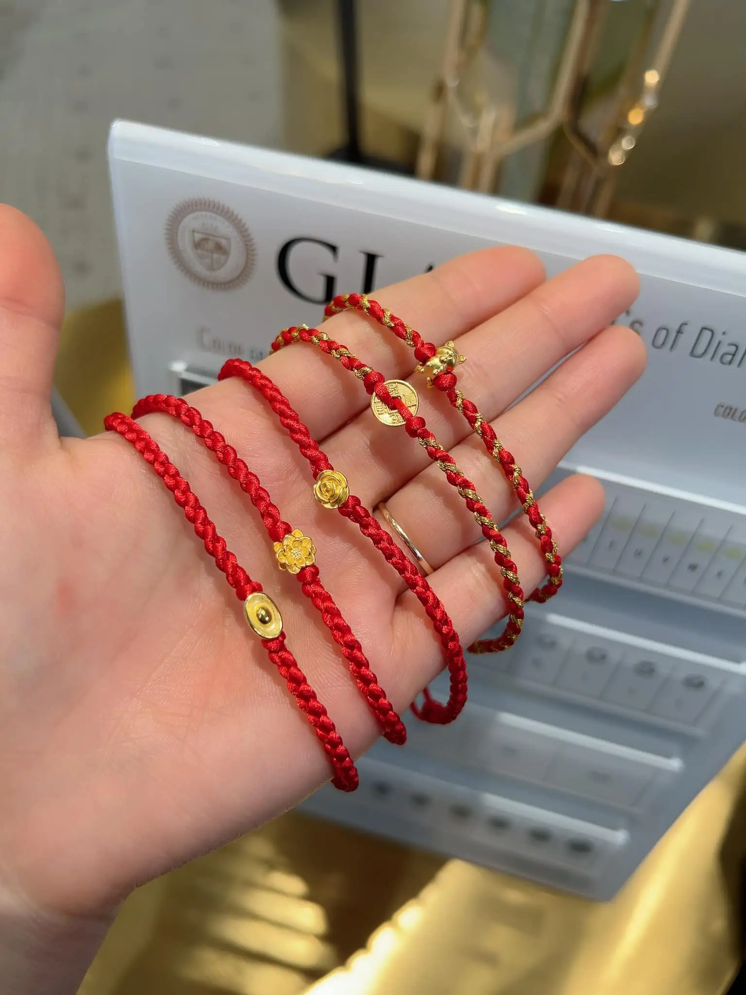 Vòng Chỉ Đỏ Khai Quang: Giải Mã Sức Mạnh Tâm Linh Đúng Chuẩn 6 Vòng chỉ đỏ: Chọn phù hợp mệnh, mục đích.