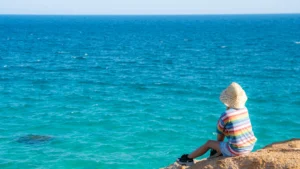 Đi bộ giữa nước trong, nắng rọi bình yên.