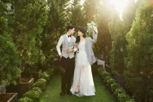 Cặp đôi hạnh phúc chụp ảnh cưới lãng mạn.