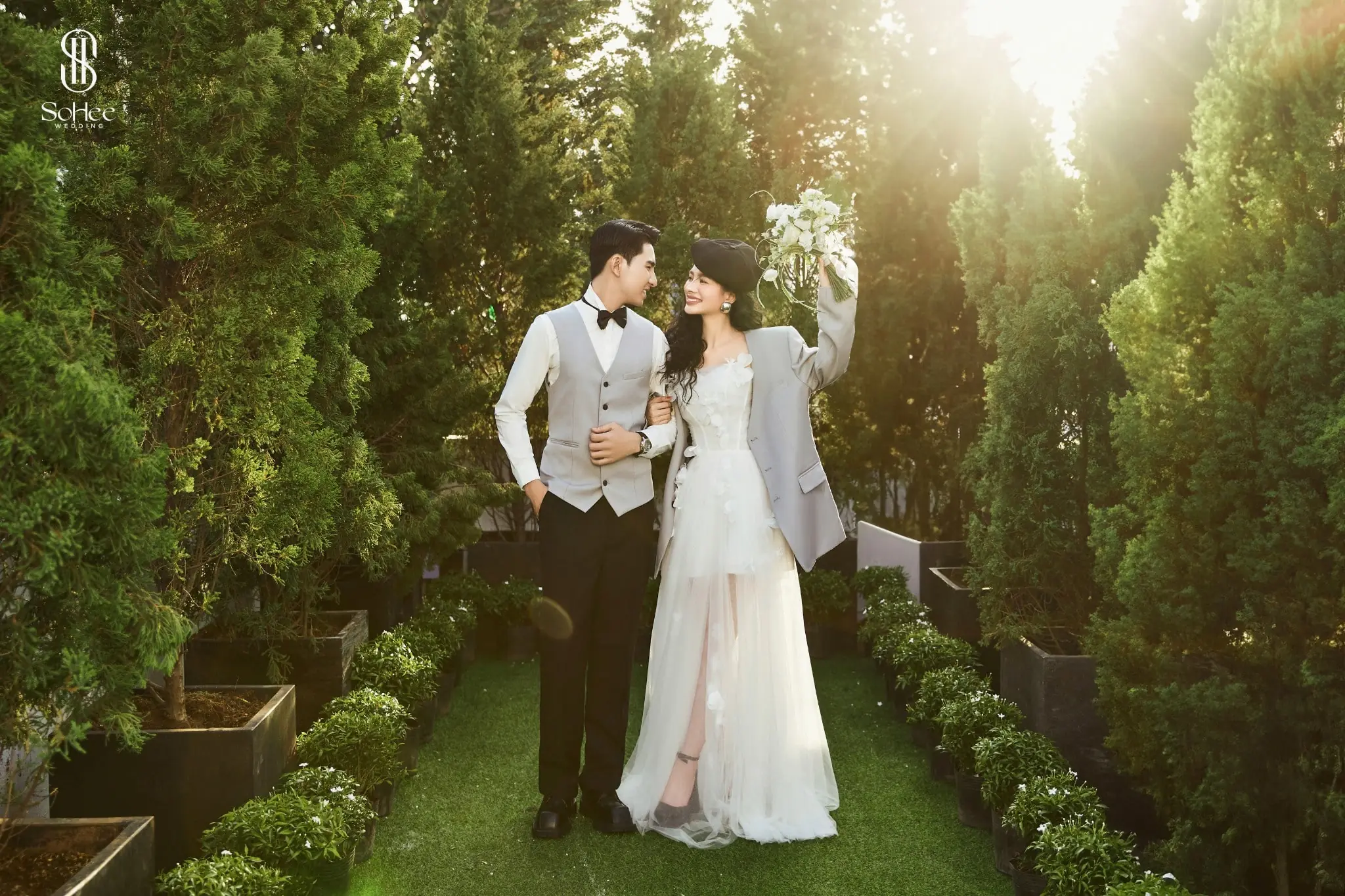 Giải Mã Giấc Mơ Thấy Chụp Ảnh Cưới: Thông Điệp Định Mệnh Và Hướng Hóa Giải 4 Cặp đôi hạnh phúc chụp ảnh cưới lãng mạn.