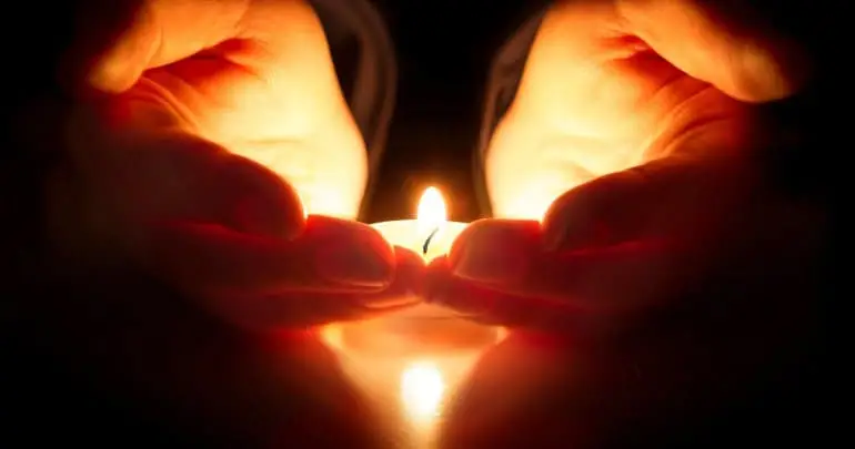 Bàn tay thiện nguyện, lan tỏa ánh sáng.