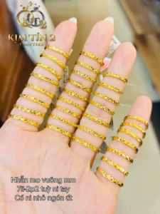 Bàn tay đeo nhẫn vàng lấp lánh trong mơ