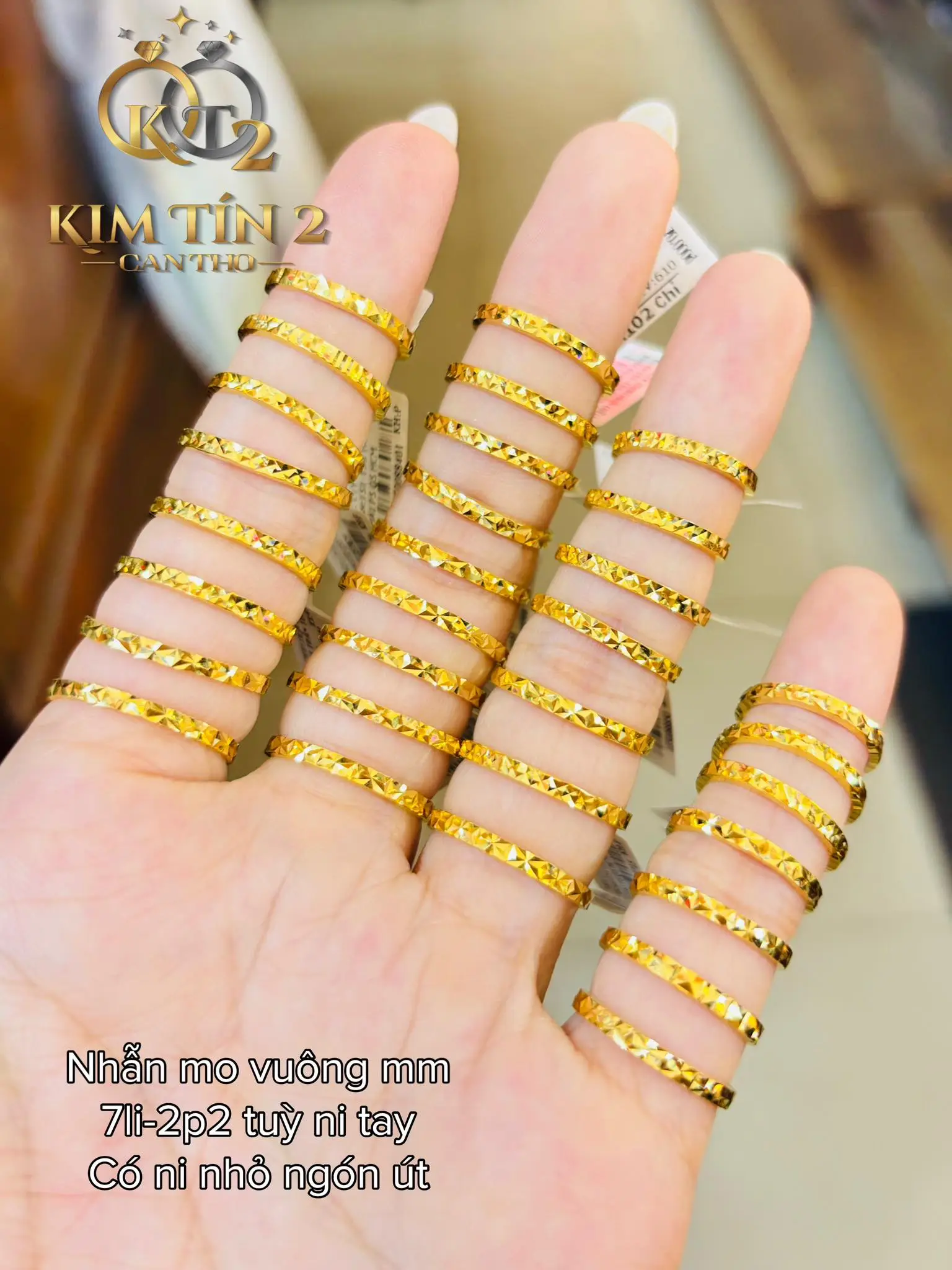 Bàn tay đeo nhẫn vàng lấp lánh trong mơ